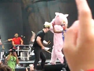 jared leto publicly harassed by a pink pig named billie joe armstrong